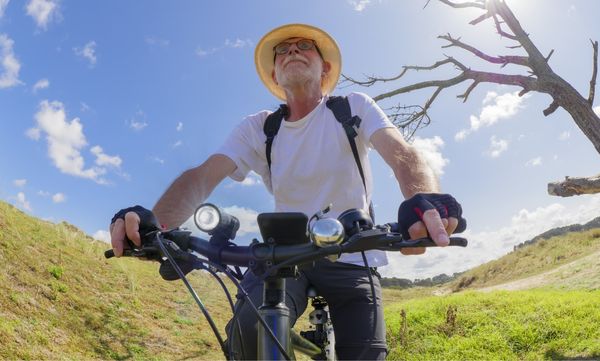 Person fährt Fahrrad